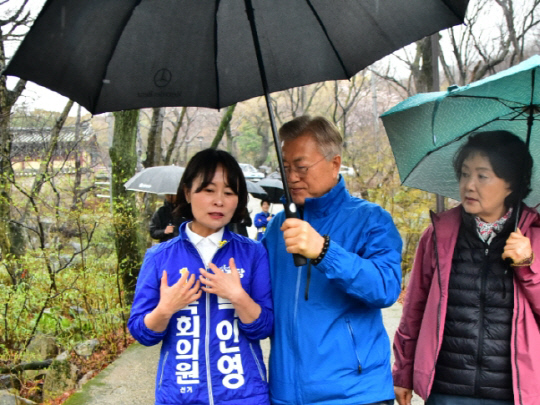 문재인 전 대통령 내외가 3일 오전 부산 금정구 범어사를 찾아 박인영 더불어민주당 후보와 만나고 있다. <박인영 캠프 제공>